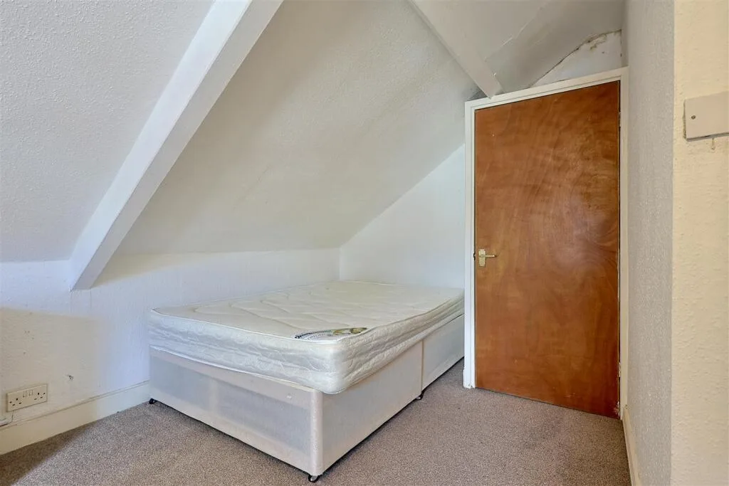 6 bedroom end of terrace house for rent