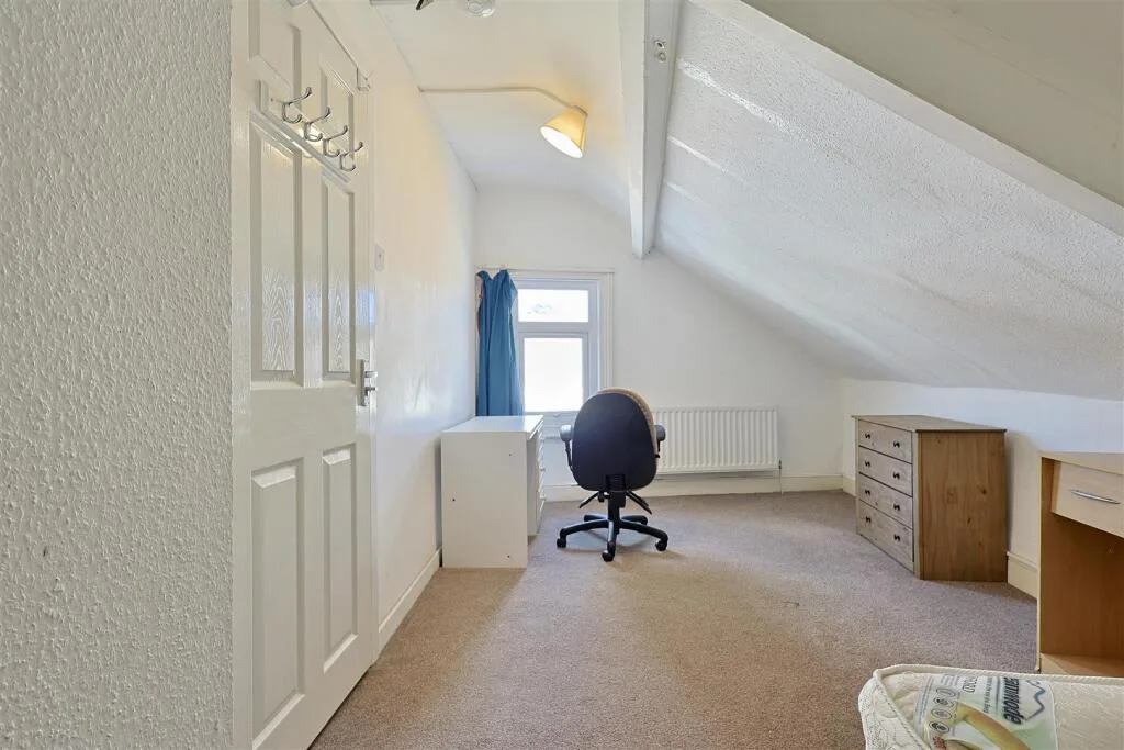 6 bedroom end of terrace house for rent