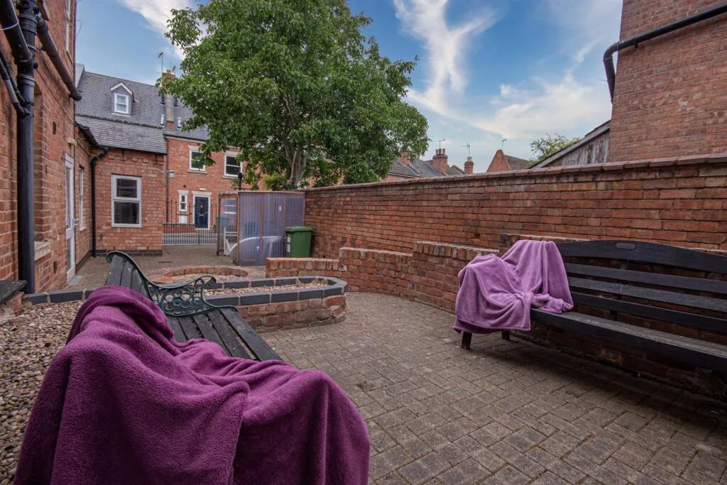 1 bedroom detached house for rent