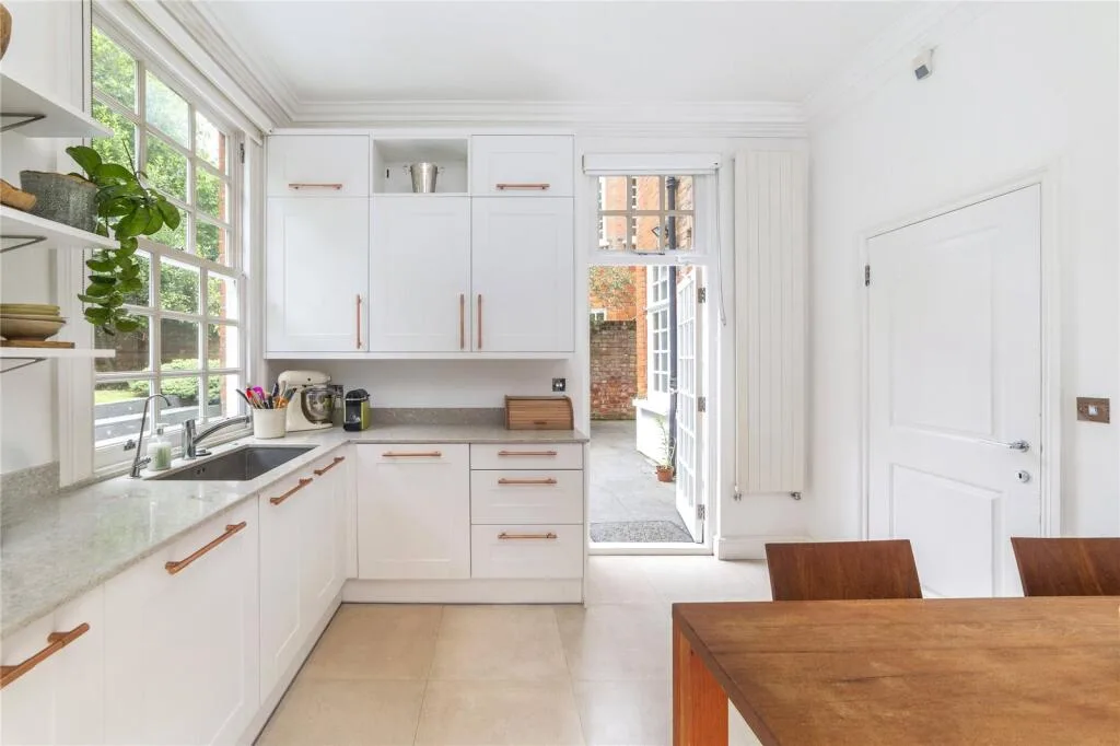 4 bedroom maisonette for rent