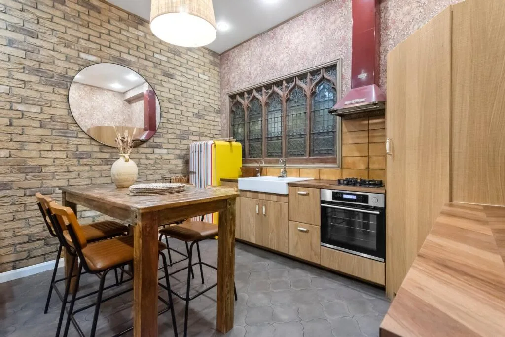 5 bedroom mews property for rent