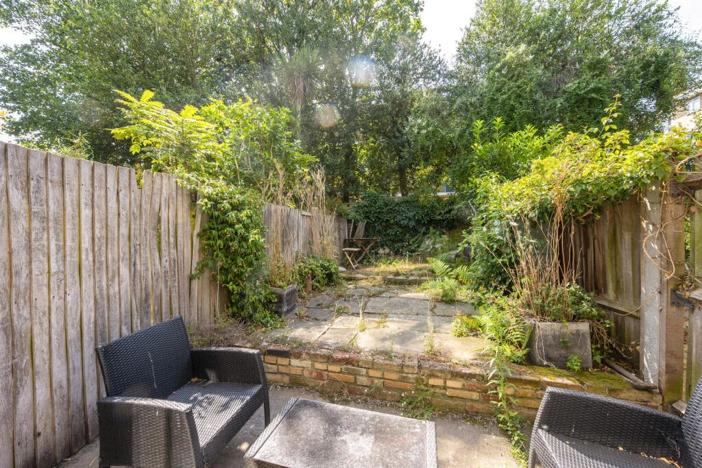 2 bedroom maisonette for rent