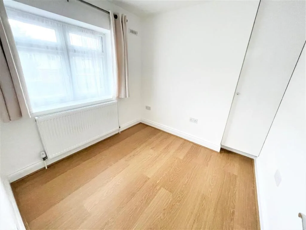 5 bedroom semi-detached house for rent