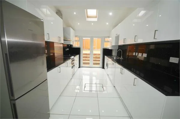 5 bedroom semi-detached house for rent
