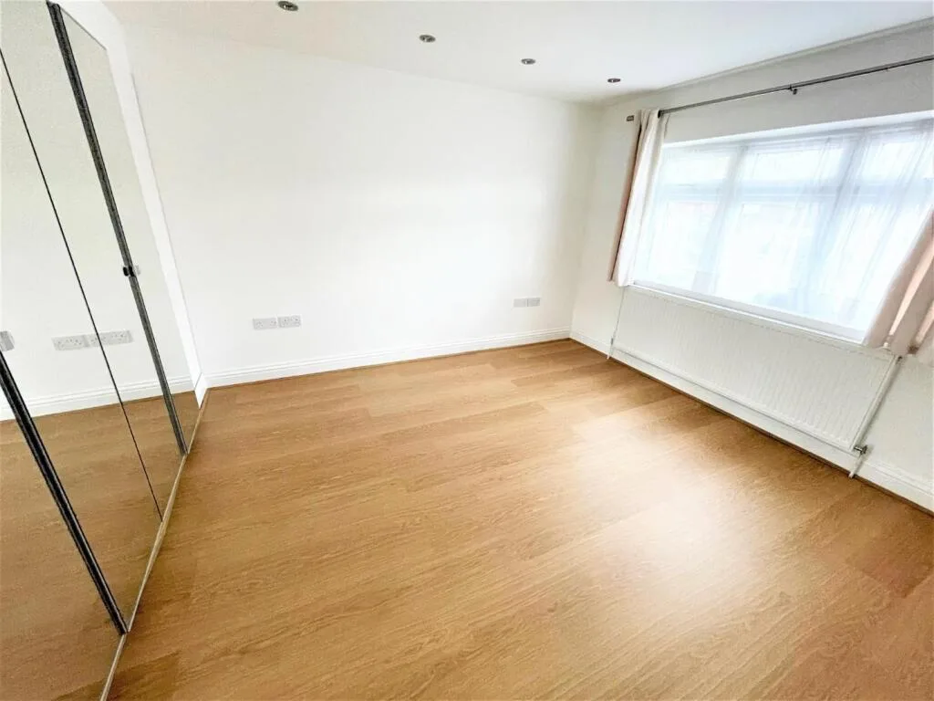 5 bedroom semi-detached house for rent