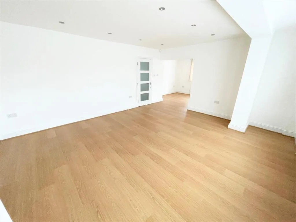 5 bedroom semi-detached house for rent