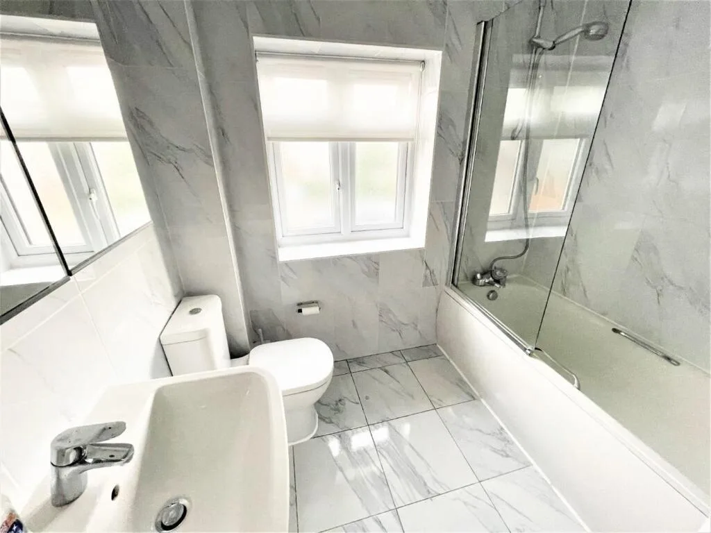 5 bedroom semi-detached house for rent