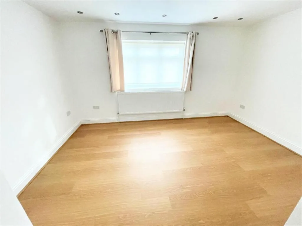 5 bedroom semi-detached house for rent