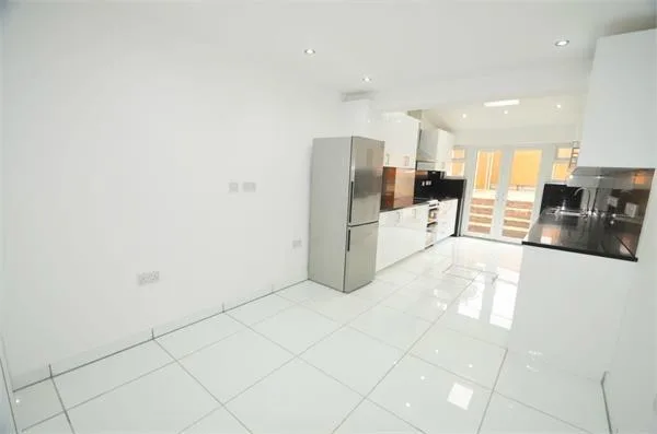 5 bedroom semi-detached house for rent
