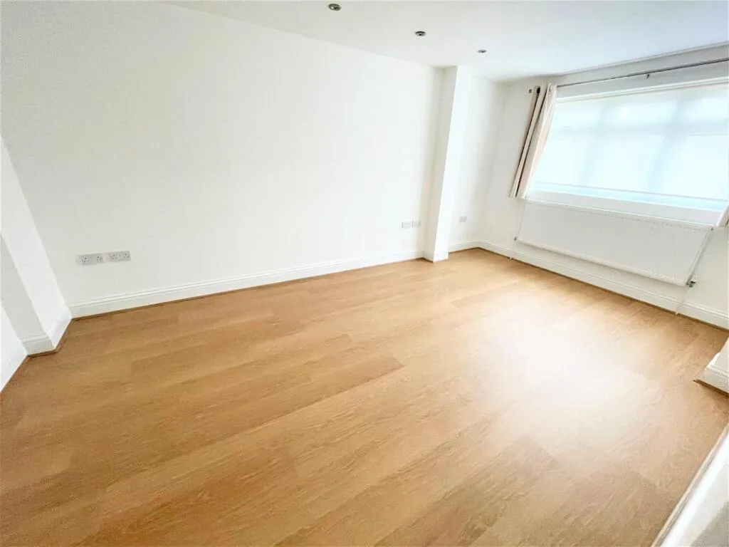 5 bedroom semi-detached house for rent