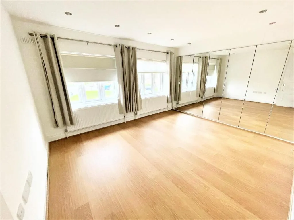 5 bedroom semi-detached house for rent