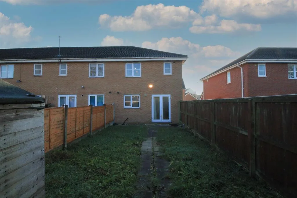 3 bedroom end of terrace house for rent