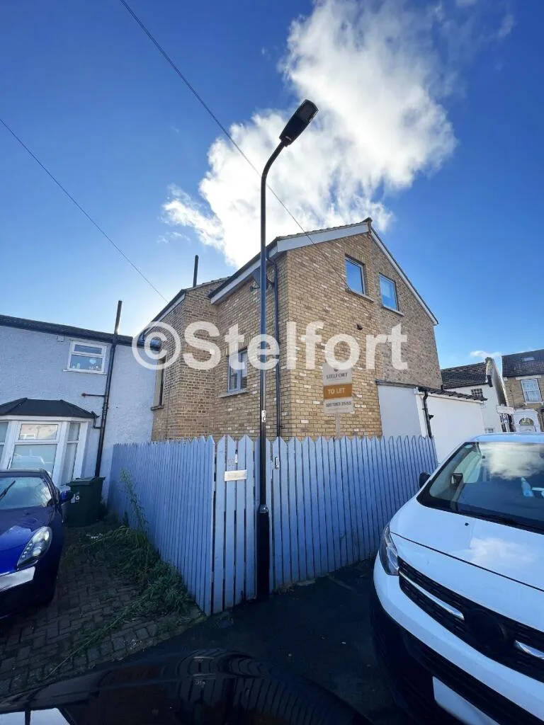 3 bedroom end of terrace house for rent