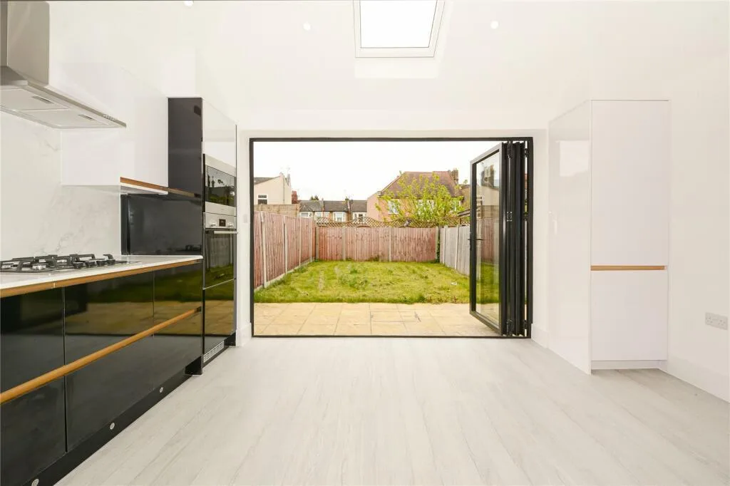 5 bedroom terraced house for rent