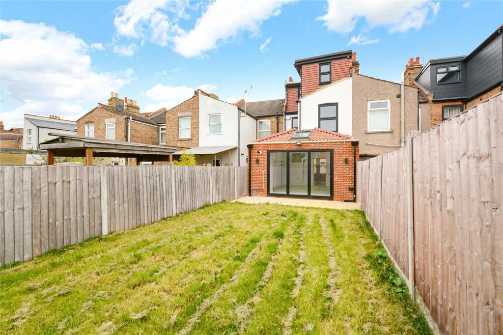 5 bedroom terraced house for rent