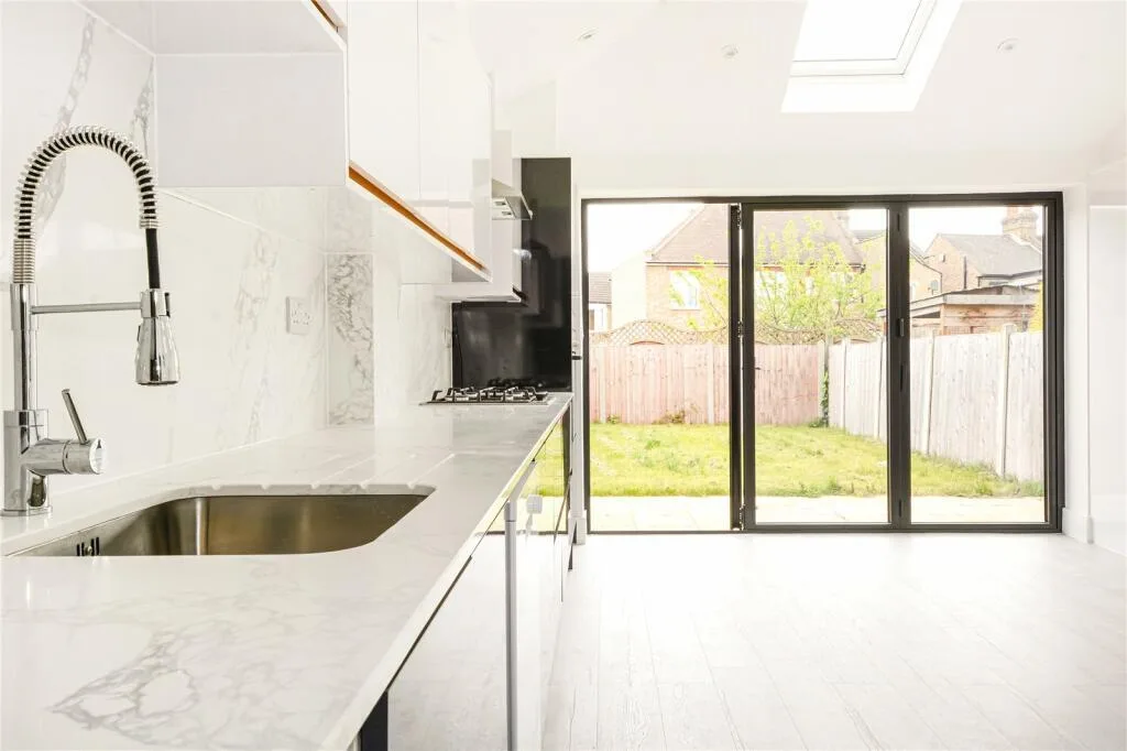 5 bedroom terraced house for rent