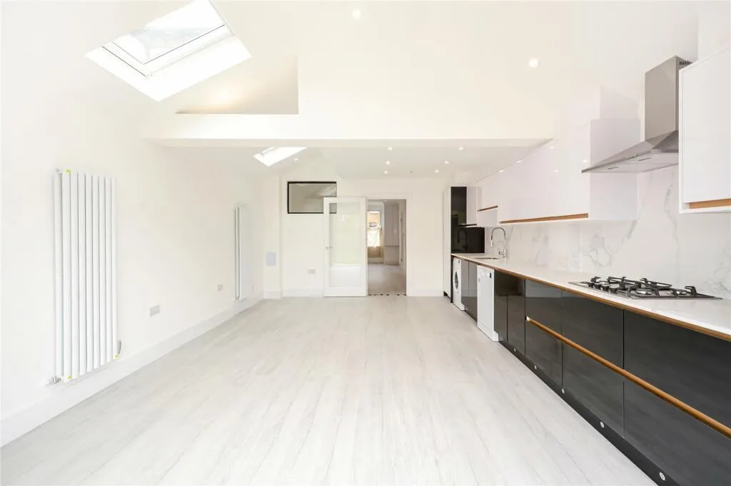 5 bedroom terraced house for rent