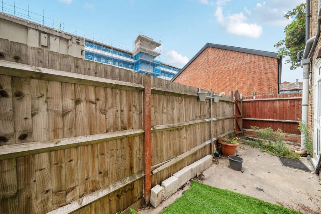 2 bedroom maisonette for rent