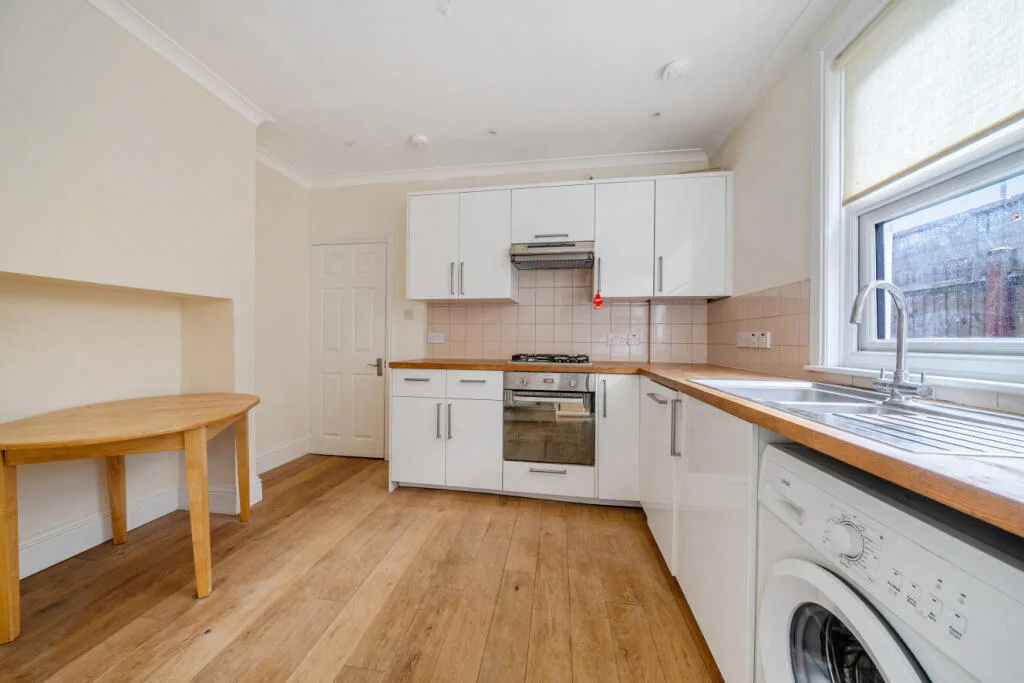 2 bedroom maisonette for rent