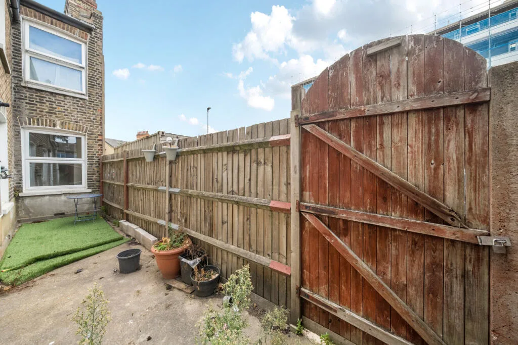 2 bedroom maisonette for rent