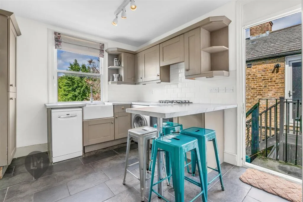 3 bedroom maisonette for rent