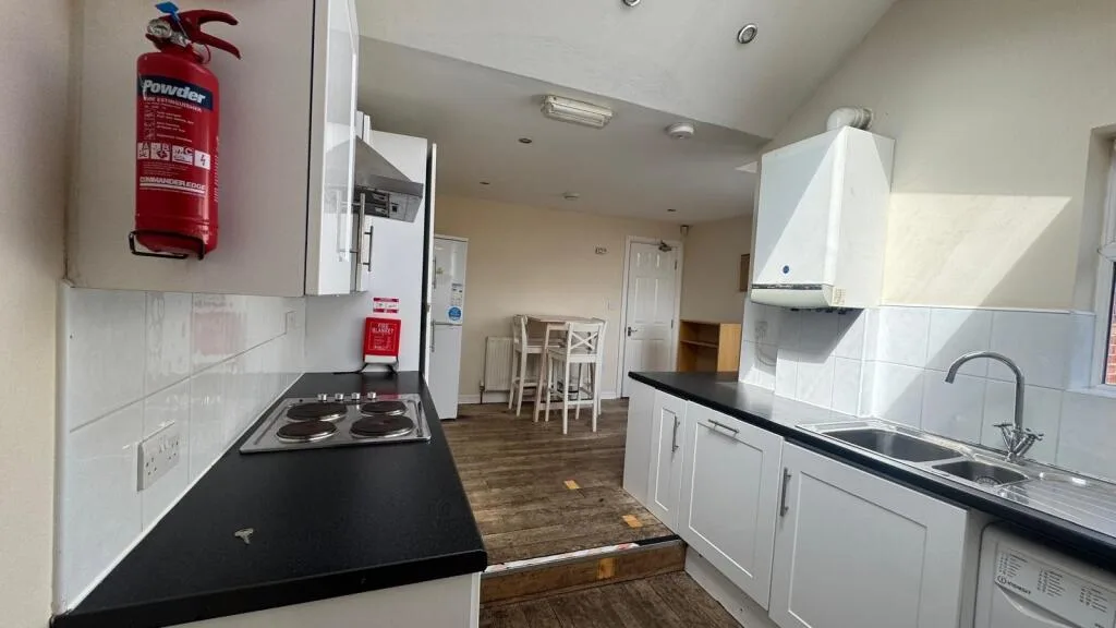 6 bedroom maisonette for rent