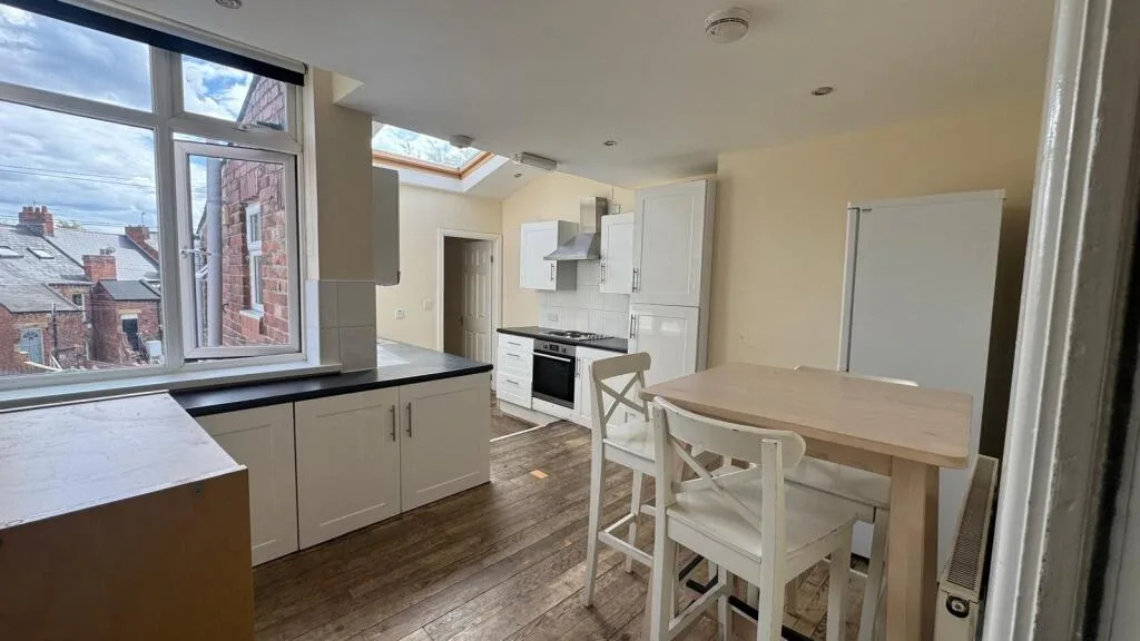 6 bedroom maisonette for rent