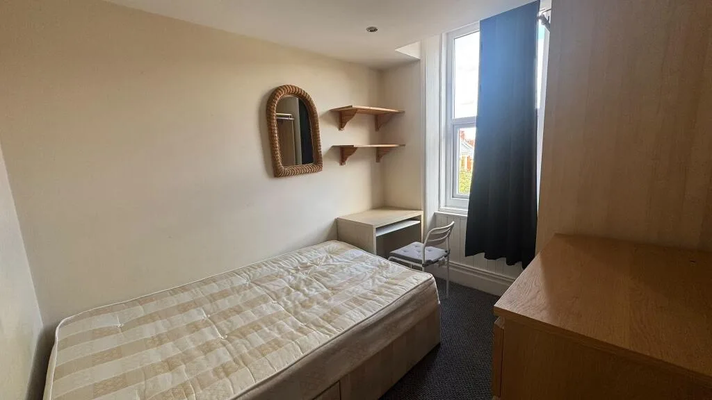 6 bedroom maisonette for rent
