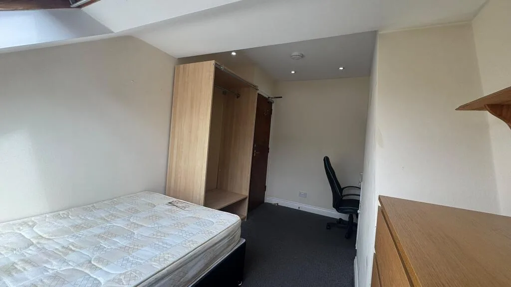 6 bedroom maisonette for rent