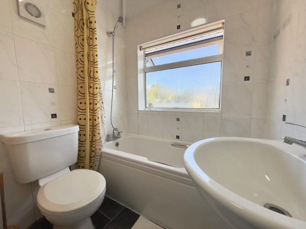 3 bedroom semi-detached house for rent