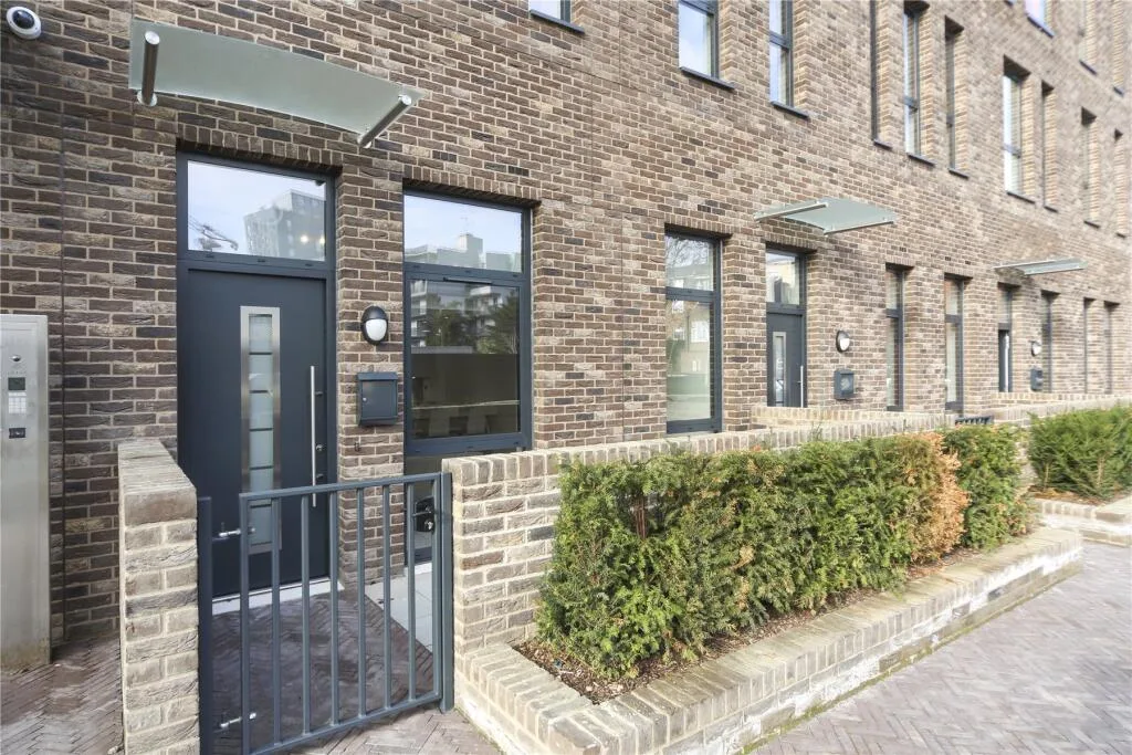 2 bedroom town house for rent