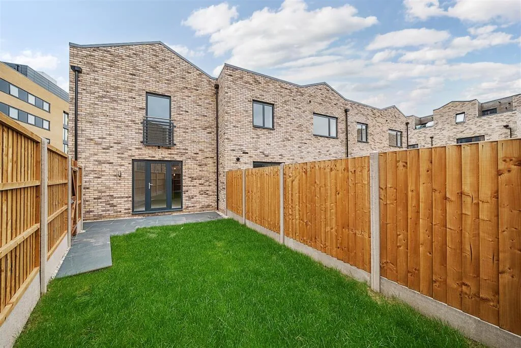 2 bedroom end of terrace house for rent
