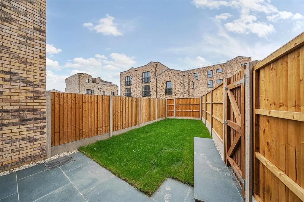 2 bedroom end of terrace house for rent