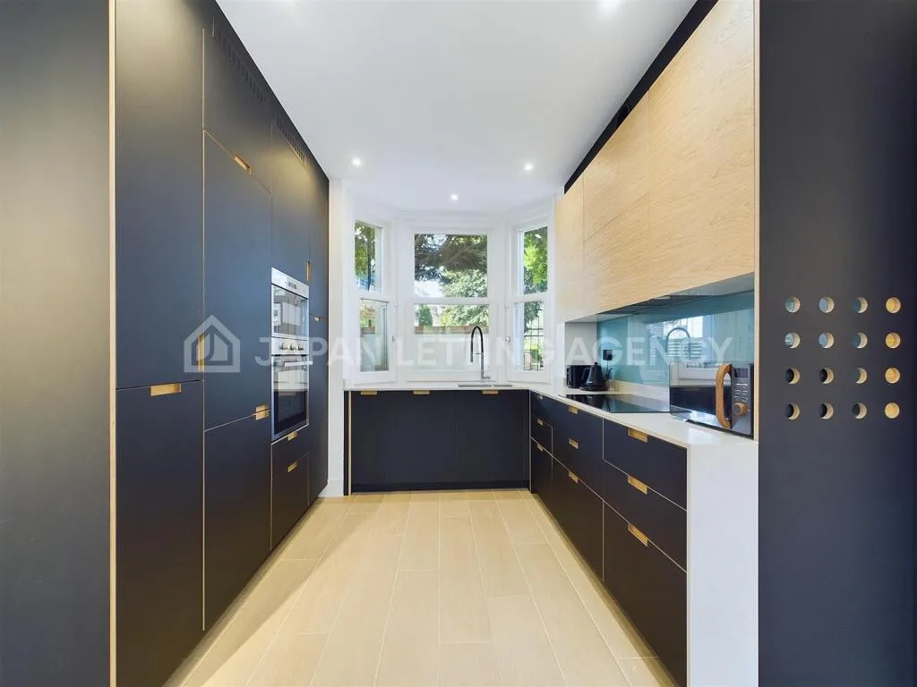 3 bedroom end of terrace house for rent