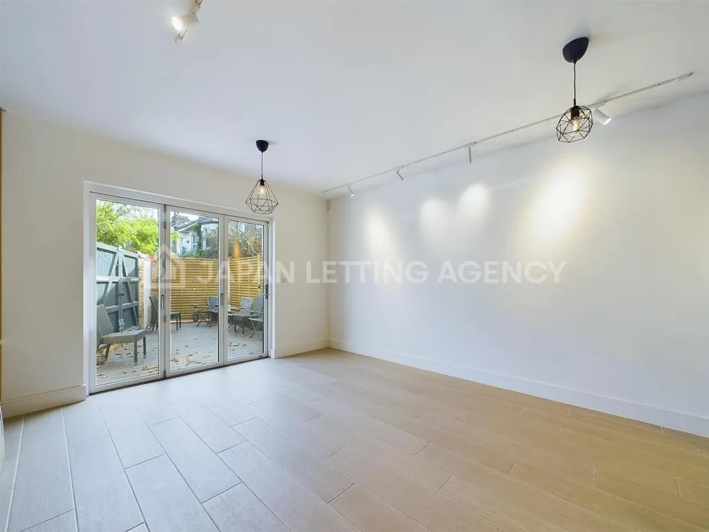 3 bedroom end of terrace house for rent