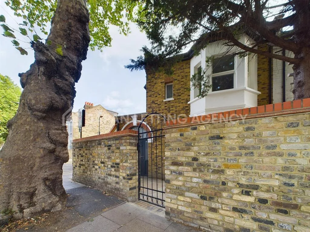 3 bedroom end of terrace house for rent