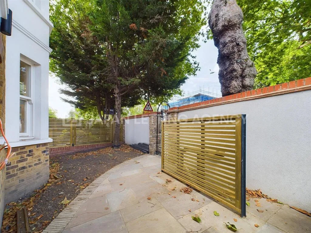 3 bedroom end of terrace house for rent