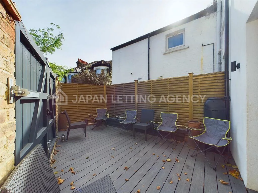 3 bedroom end of terrace house for rent