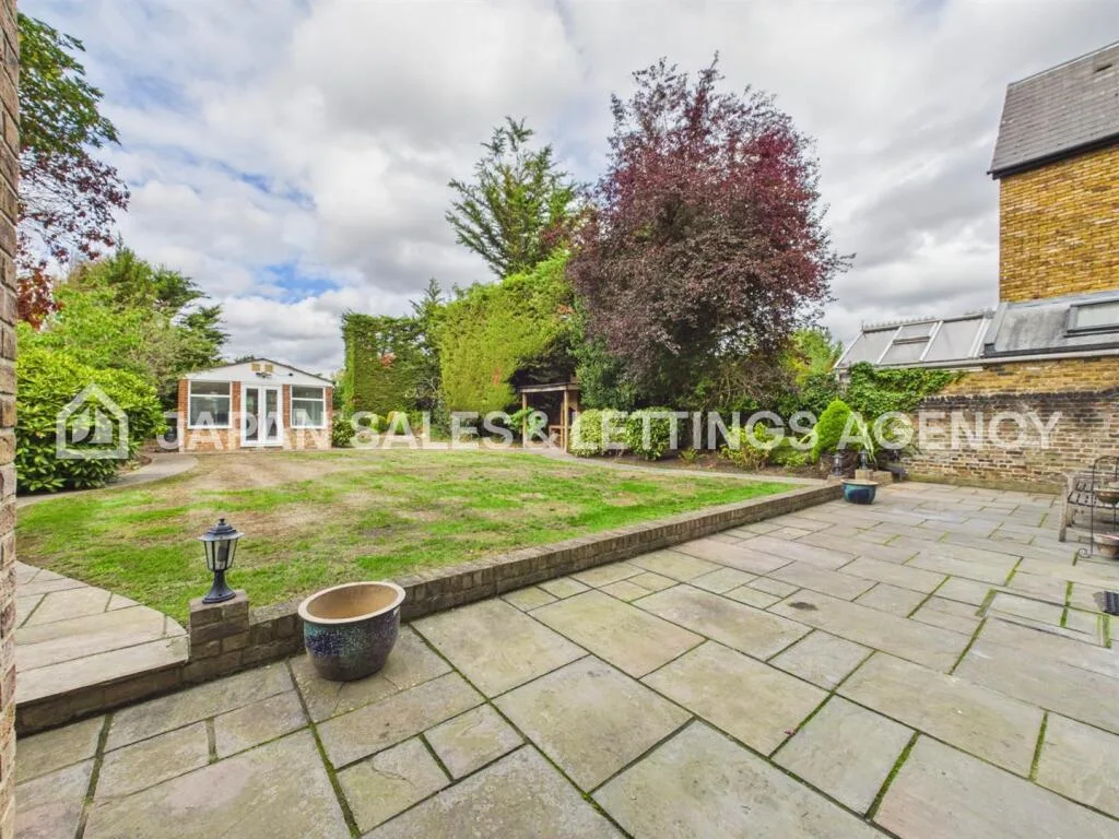 8 bedroom detached house for rent