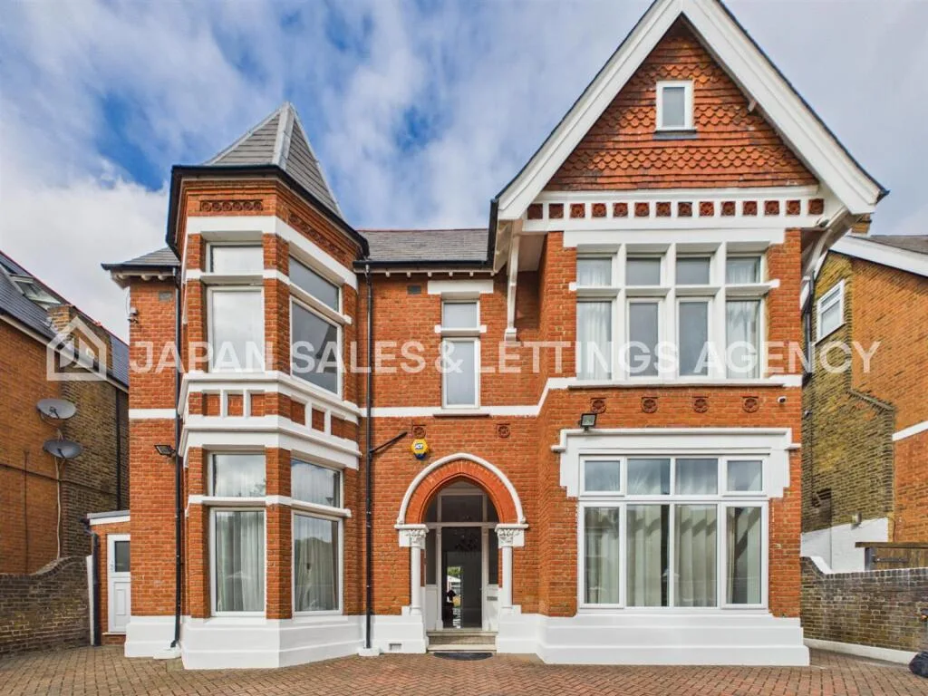 8 bedroom detached house for rent