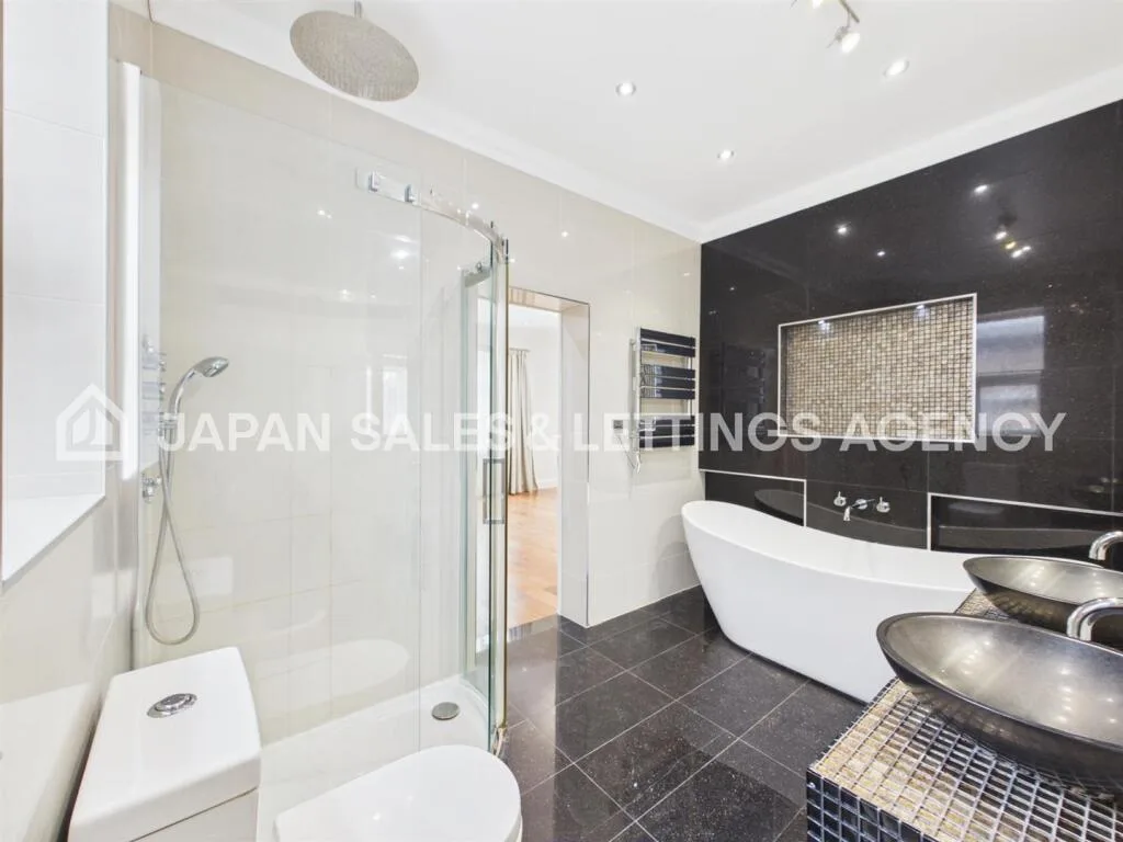 8 bedroom detached house for rent