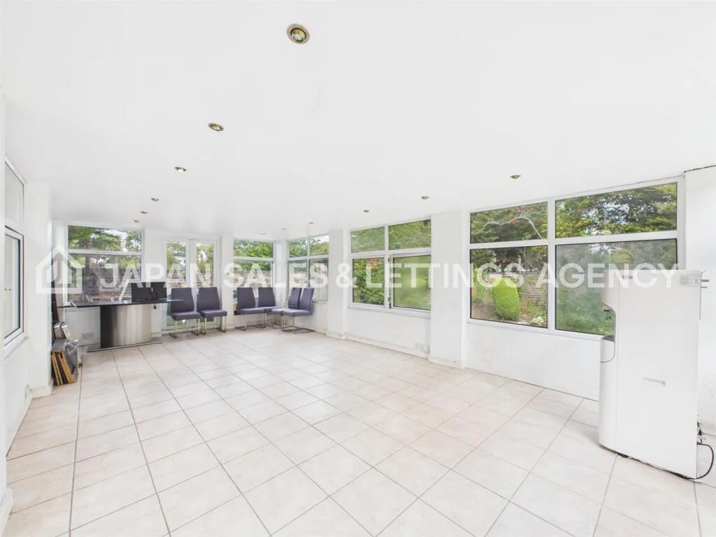 8 bedroom detached house for rent