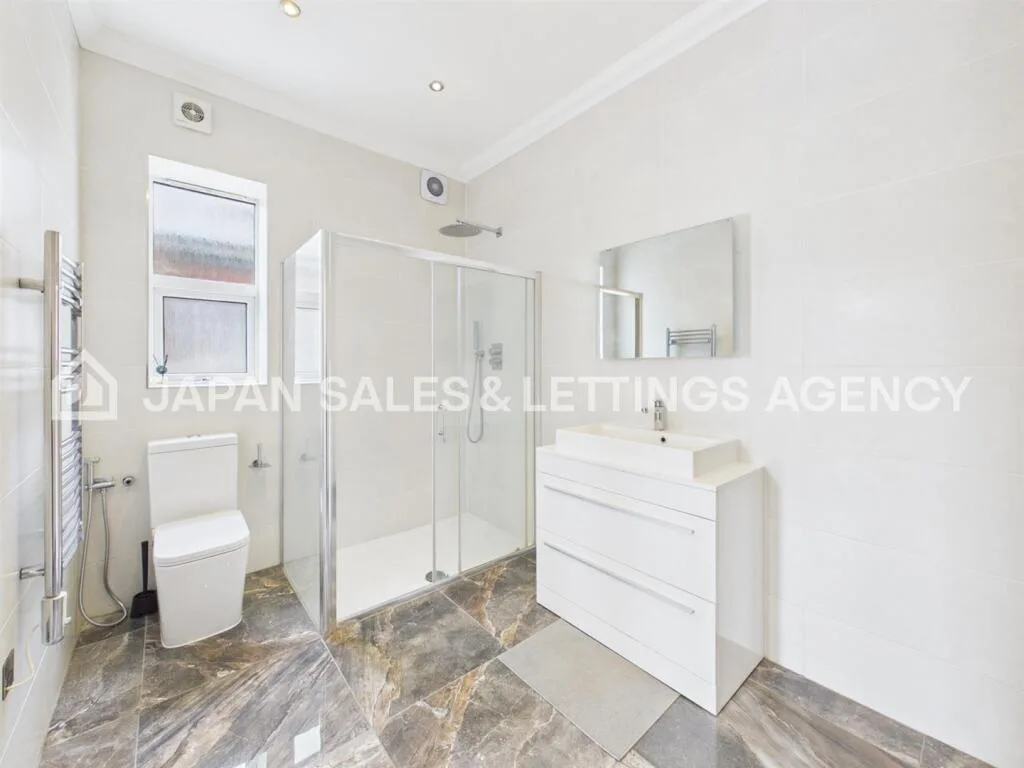 8 bedroom detached house for rent