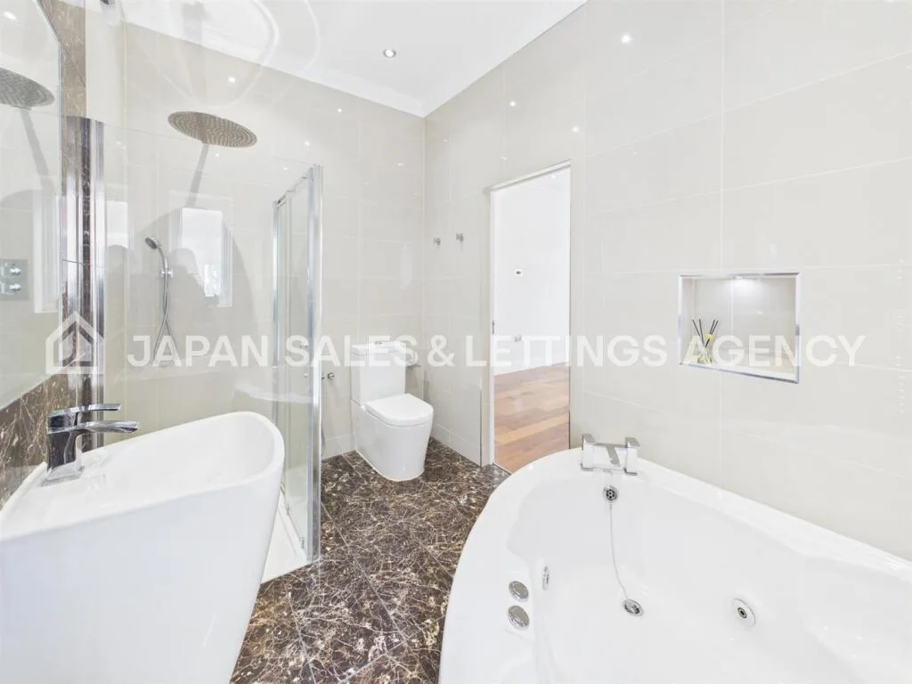8 bedroom detached house for rent