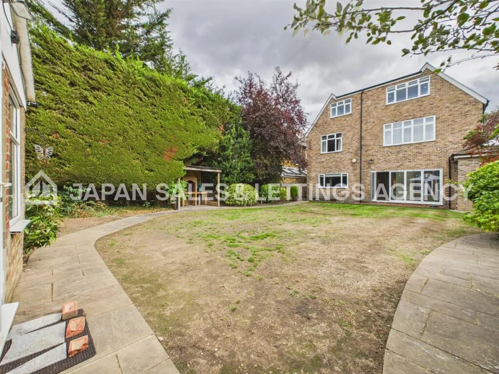 8 bedroom detached house for rent