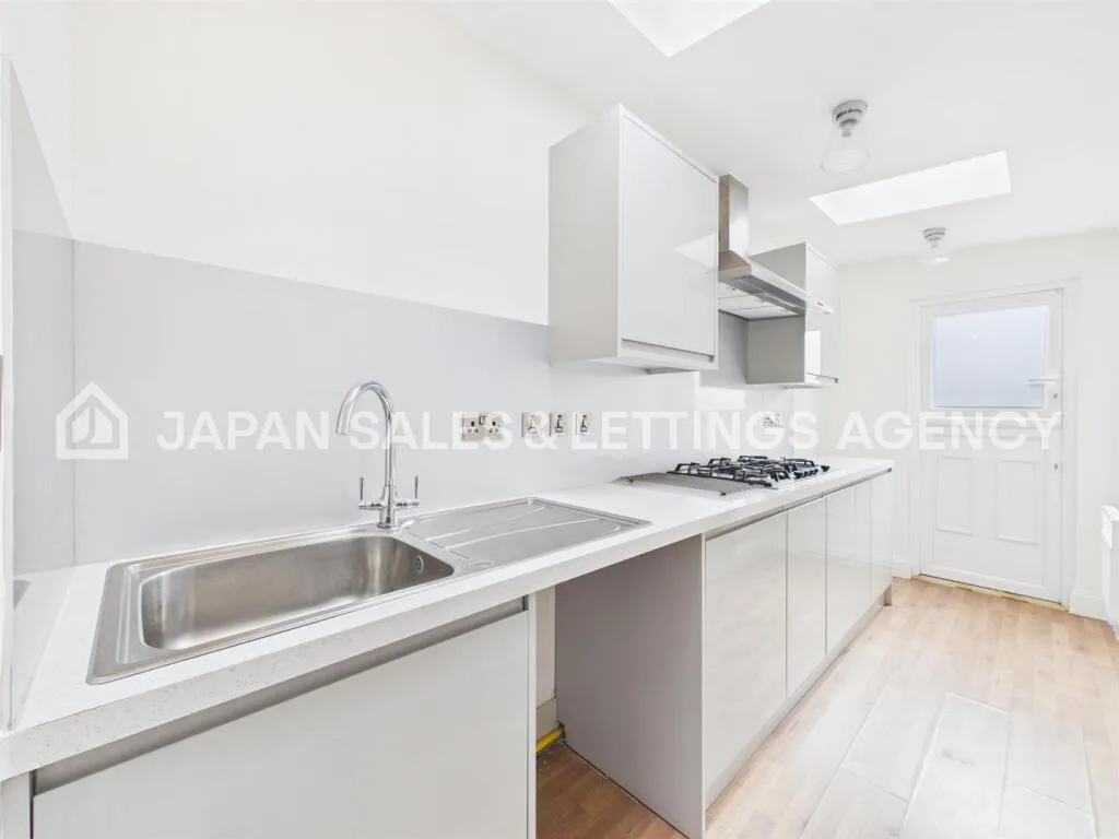 8 bedroom detached house for rent