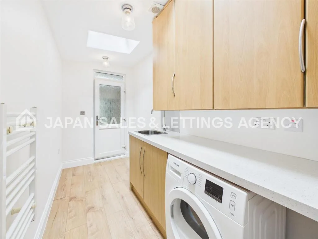 8 bedroom detached house for rent
