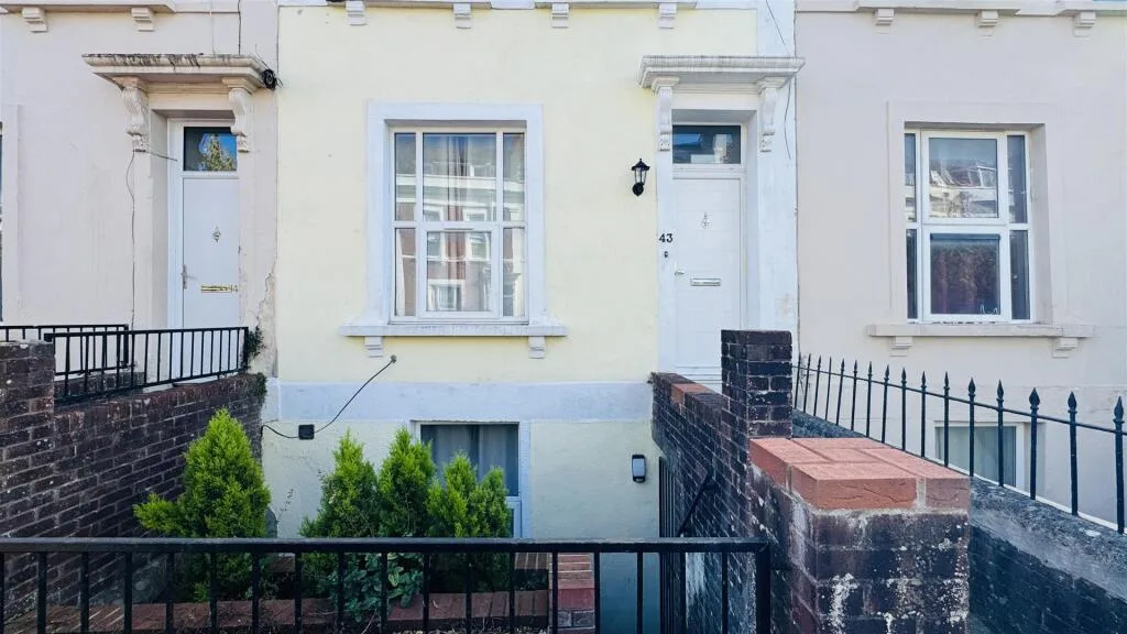 5 bedroom terraced house for rent