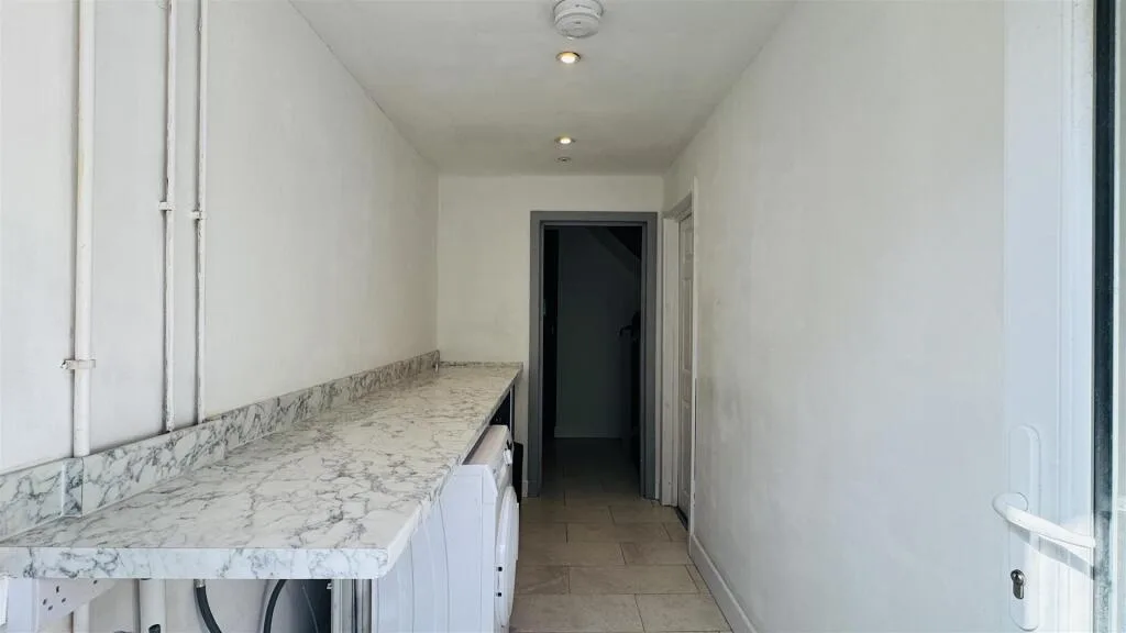 5 bedroom terraced house for rent