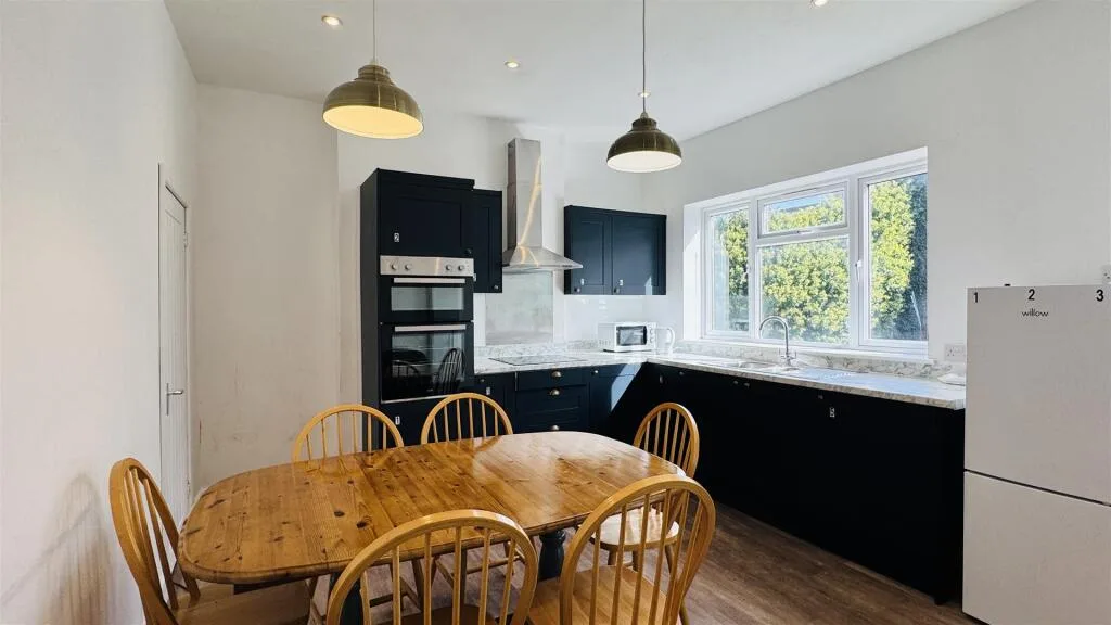 5 bedroom terraced house for rent